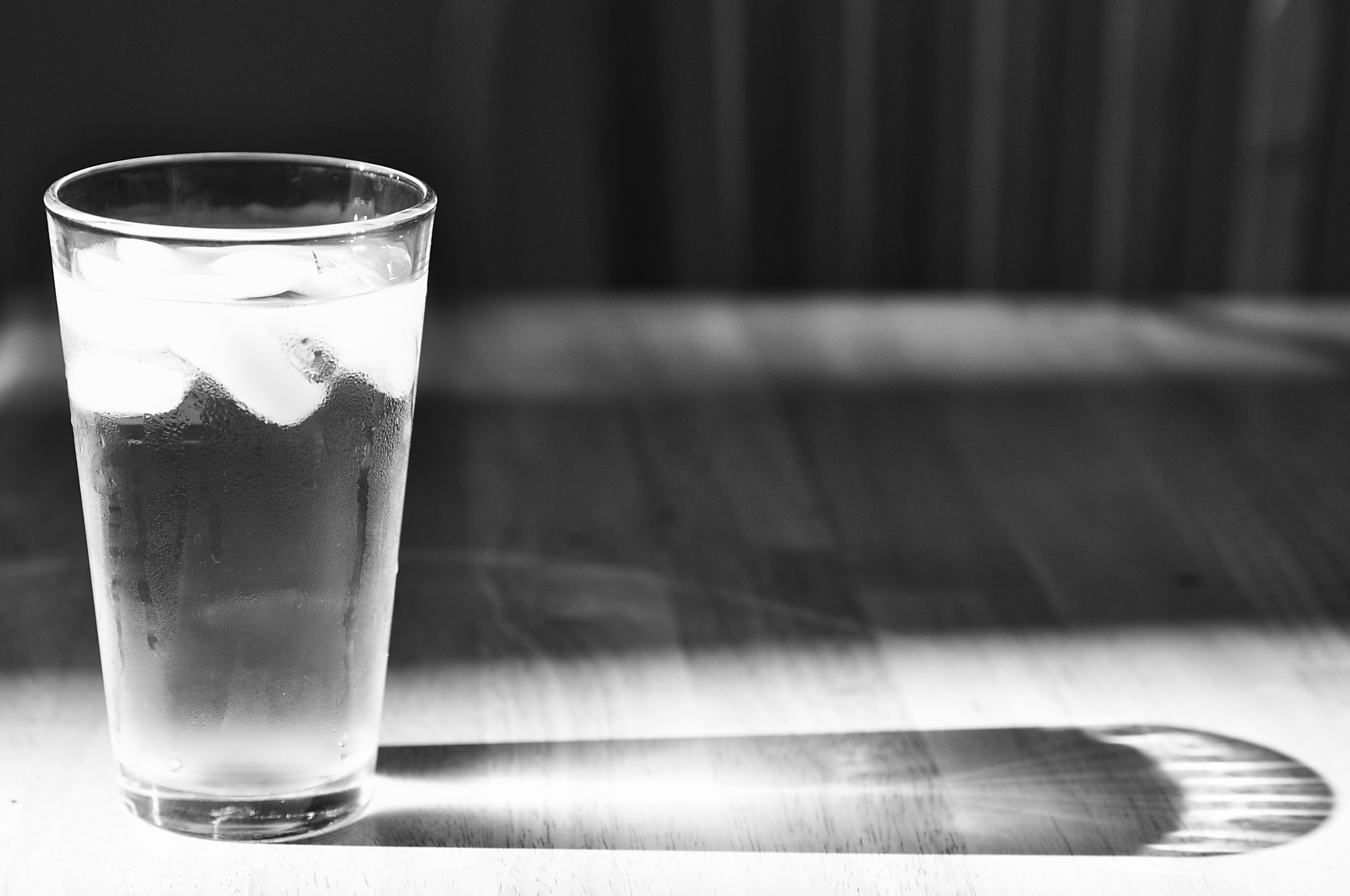 Factcheck: ‘Acht glazen water drinken helpt tegen een droge huid’