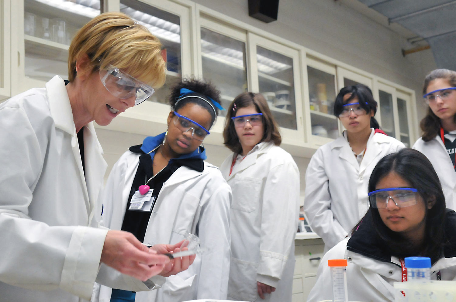 Factcheck: ‘Vrouwelijke wetenschappers moeten 2,5 keer meer publiceren om te promoveren’